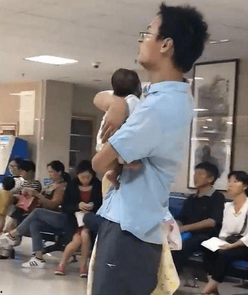 爸爸在医院的照片,勇敢面对病痛的坚强身影